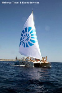 Katamaran Oasis unter Segeln
