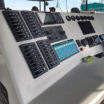 Katamaran Oasis cockpit