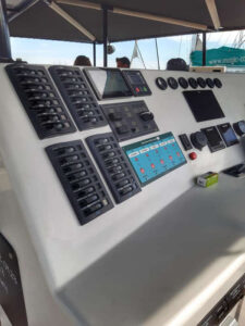 Katamaran Oasis cockpit