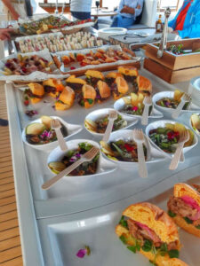 Catering an Bord des Oasis Katamaran