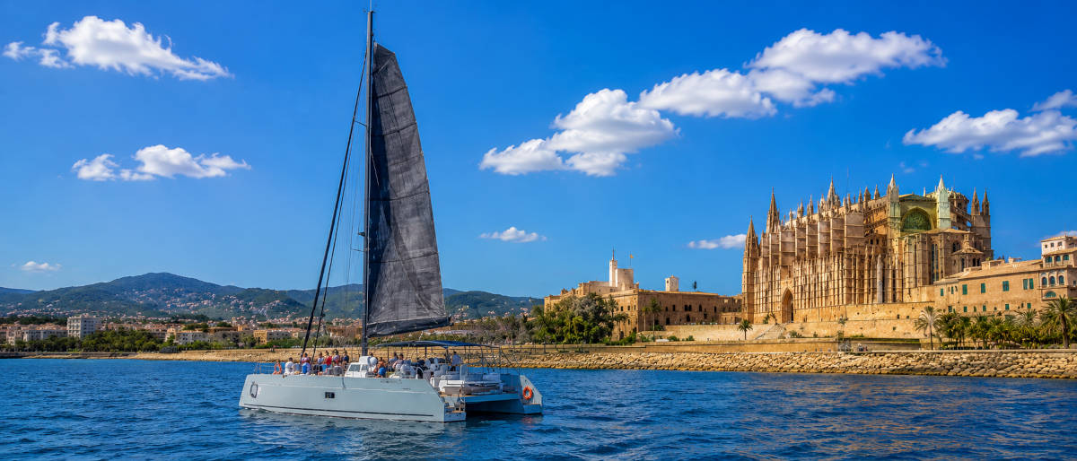 Katamaran Oasis 2 vor der kathedrale Palma de Mallorca